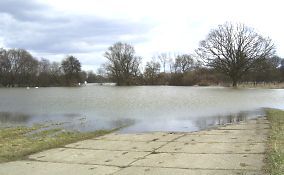 berflutete Wege bei Storkau