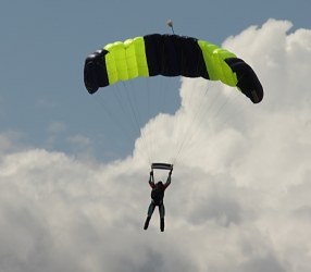 Fallschirmspringer beim Zielsprung