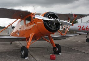 Ein Doppeldecker Waco YKS-6