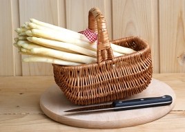 Frischer Spargel fr den Kchentisch