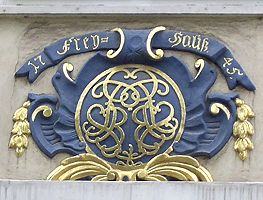 Wappen über dem Eingangsbereich des Freihauses